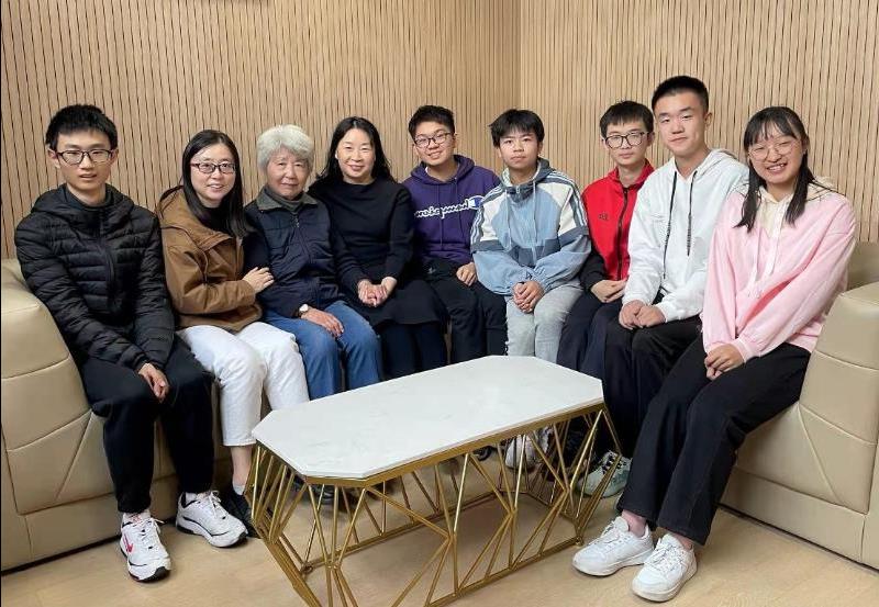 【图02】葛雪芝和采访组师生合影（左起：耿玉欣、向贞旭、游宸睿、方俊徽、冷旭辉、颜淑霞、葛雪芝、何菲、刘帝成）.jpg