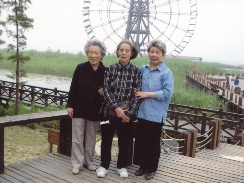 【图08】2009年5月，葛雪芝（左一）、刘慧章（左三）等同游苏州木渎.jpg