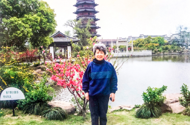 【图10】葛雪芝在公园游览留影.PNG