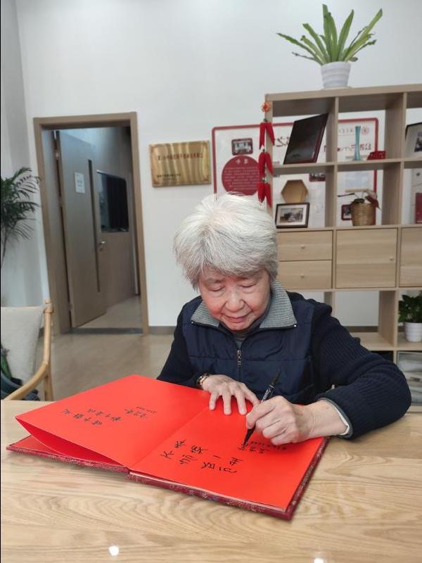 【图11】葛雪芝为青年学子题写寄语.jpg