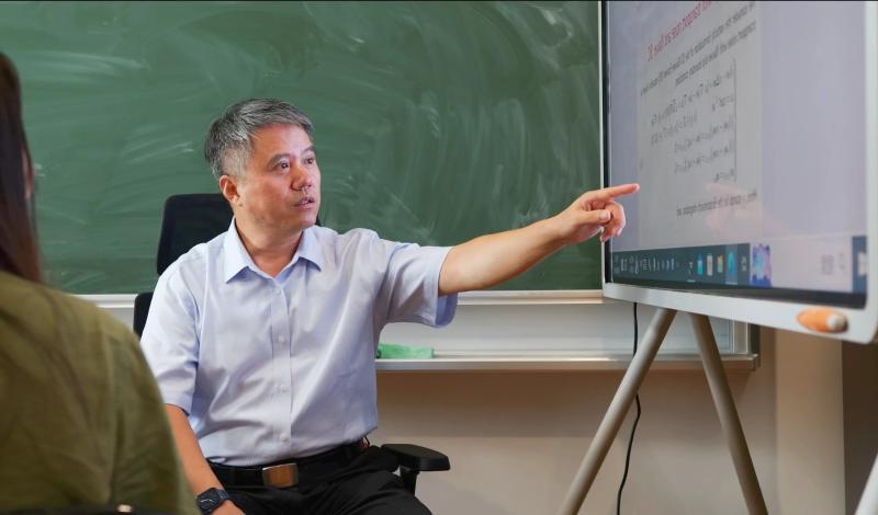 王亚光：以数为炬传薪火 笃行育人担使命
