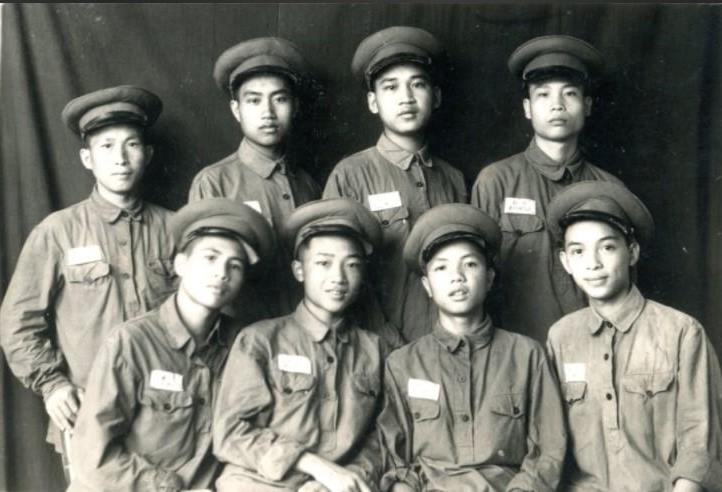 【图02】陈英明（前排左一）与广东军政大学同学合影.jpg