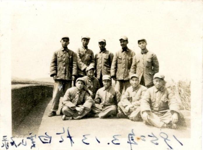 【图06】陈英明（后排左一）军中生活掠影（摄于1952年3月13日）.jpg
