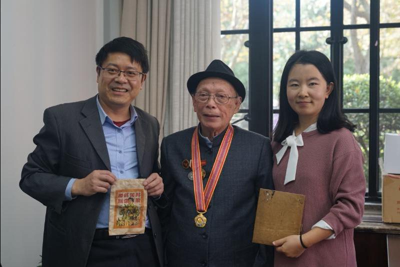 【图09】陈英明与校史采访人员合影（左起：徐骞、陈英明、欧七斤）.jpg