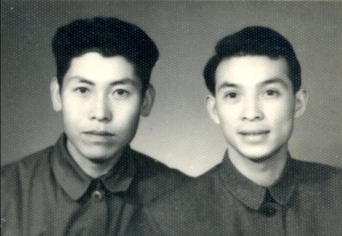 【图10】陈英明和战友张景华（右）-2.jpg