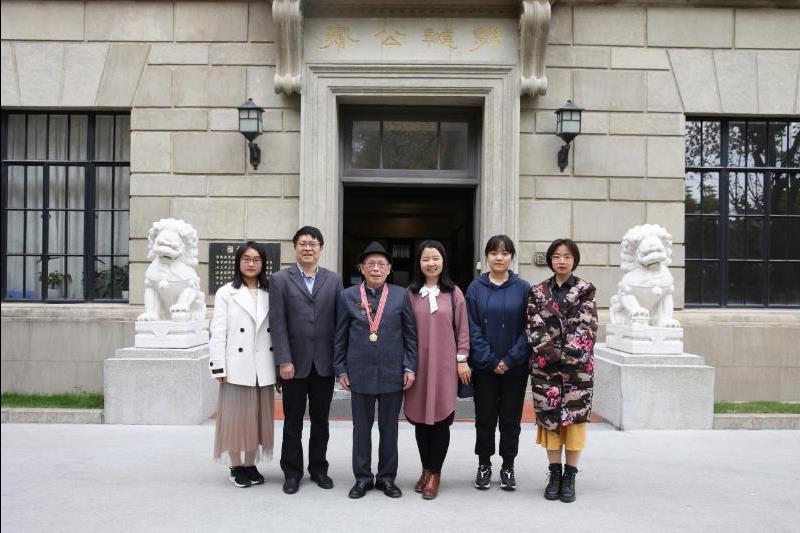 【图11】陈英明与采访组师生合影（左起：汤睿宁、巴青文毛、徐骞、陈英明、欧七斤、梁岐璟）.jpg